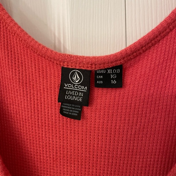 Volcom flowing red tunic tanktop. Never worn. Knit-like material. - Picture 4 of 6